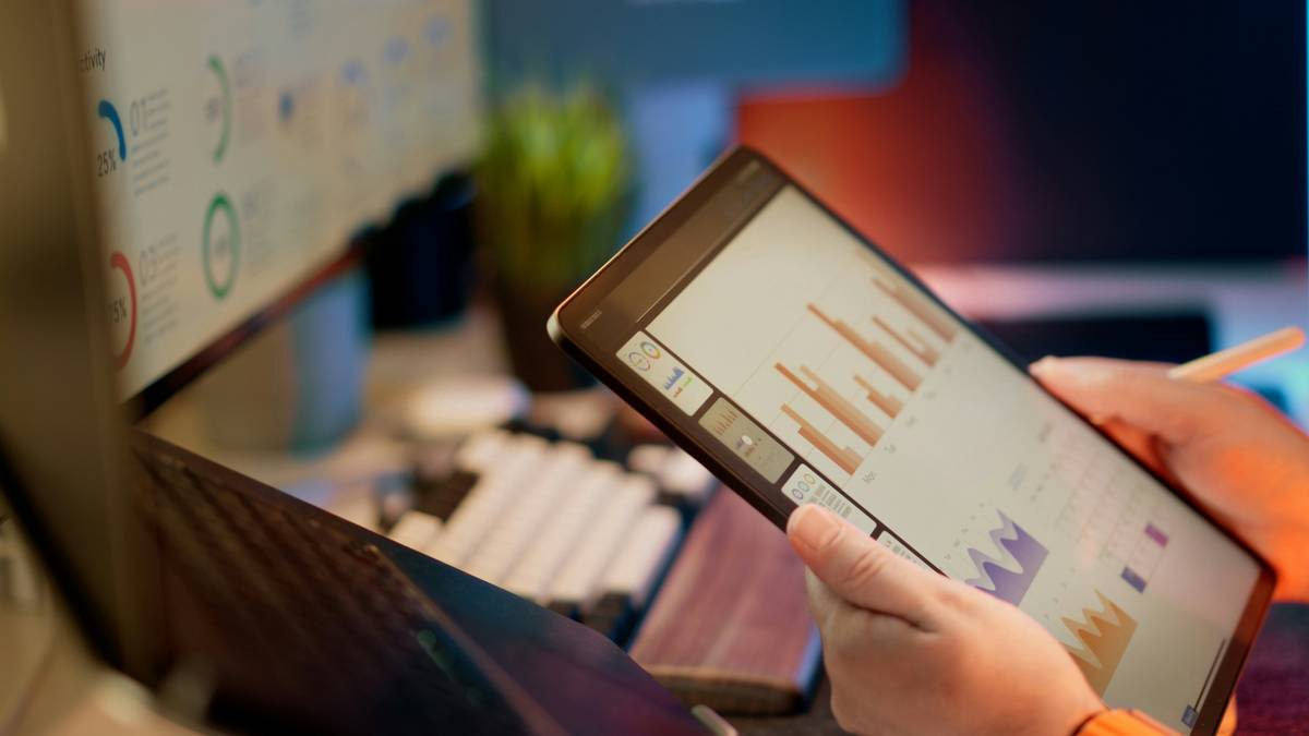 Bar chart showing 62% of crypto investors underreport taxes due to confusion over rules