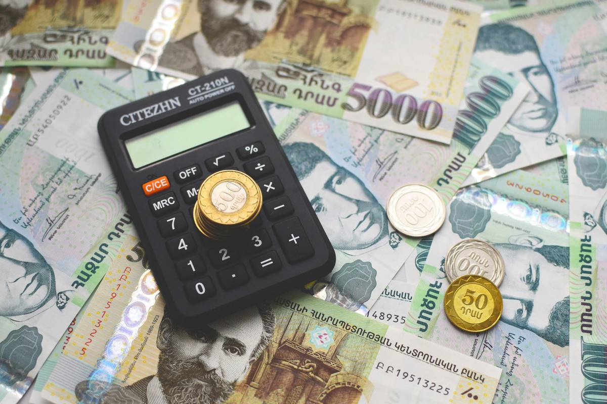 Infographic showing 5 common crypto taxable events: selling for fiat, trading coins, spending crypto, earning rewards, receiving airdrops